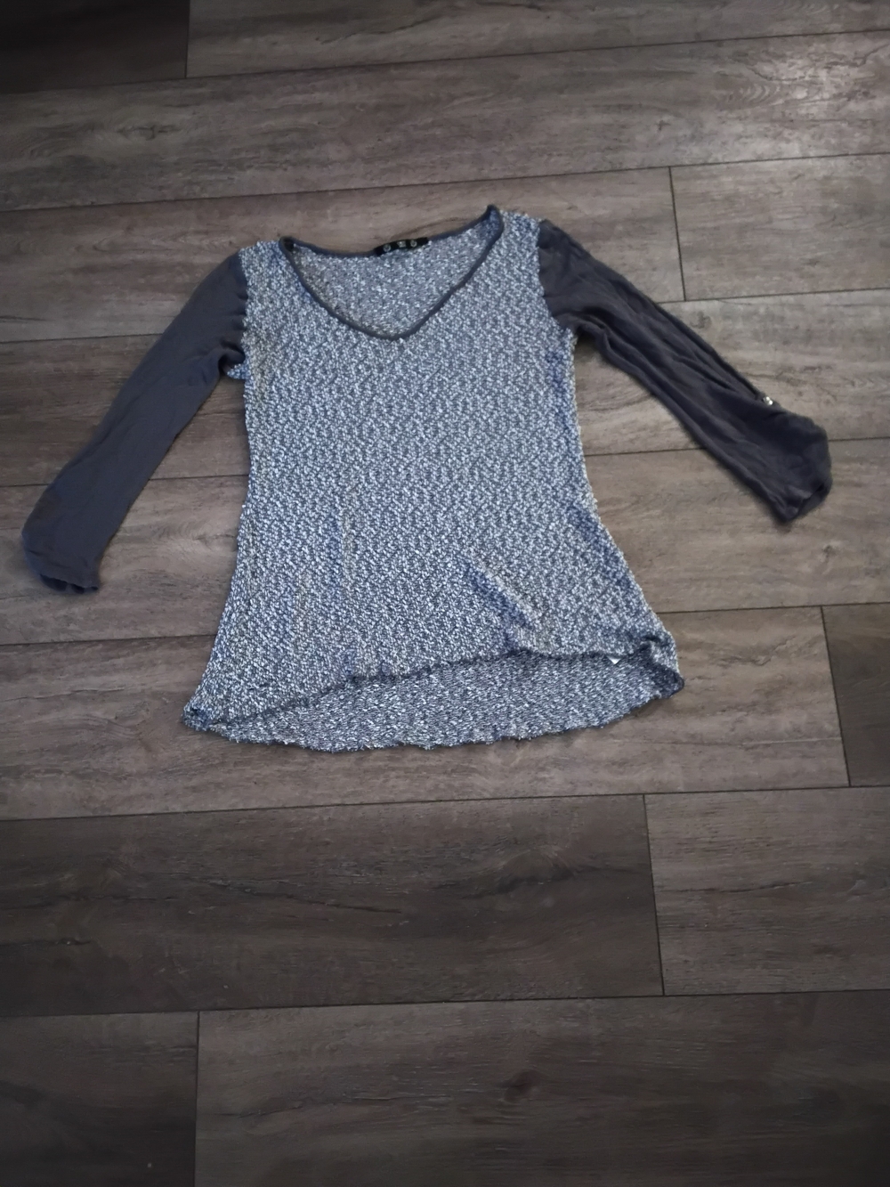 Women's Blue Patterned V-Neck Long Sleeve Tee with Solid Sleeves